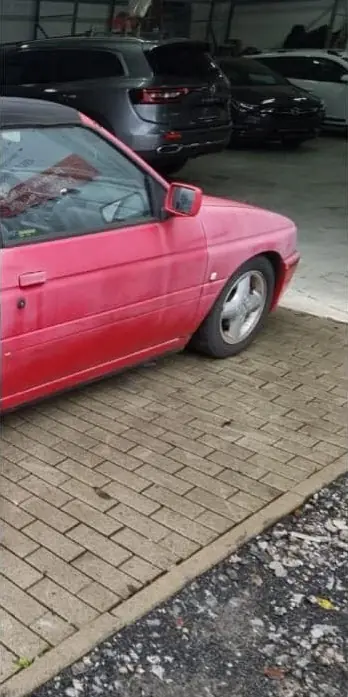 Ford Escort vor der Lackaufbereitung, Fahrzeugseite mit mattem, verwittertem Lack – KFZ-Aufbereitung Siebers