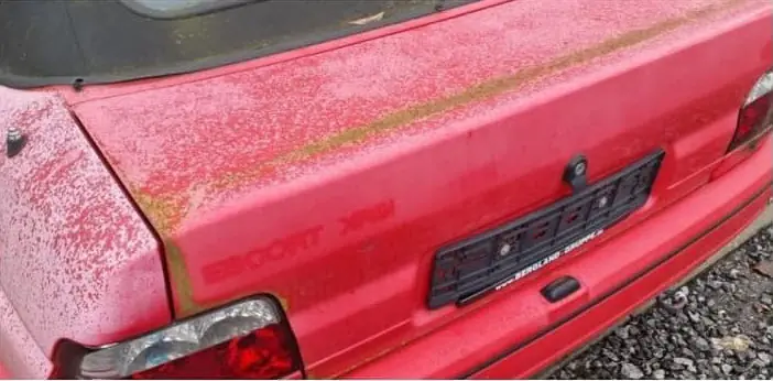 Ford Escort vor der Lackaufbereitung, Heckklappe mit Grünbelag und Ablagerungen auf ausgeblichenem Lack – KFZ-Aufbereitung Siebers