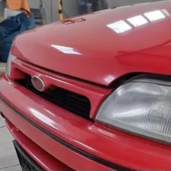 Ford Escort nach der Lackaufbereitung, Motorhaube und Kühlergrill mit klaren Reflexen – KFZ-Aufbereitung Siebers