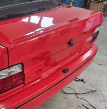 Ford Escort nach der Lackaufbereitung, Heckklappe und Stoßfänger mit tiefem Rot – KFZ-Aufbereitung Siebers