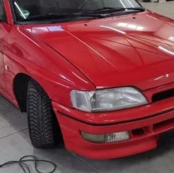 Ford Escort nach der Lackaufbereitung, Front schräg von der Seite mit durchgehendem Glanz – KFZ-Aufbereitung Siebers