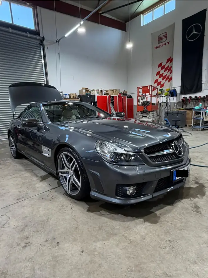 Mercedes SL 63 AMG nach der Aufbereitung, Frontpartie mit klaren Reflexen im Lack – KFZ-Aufbereitung Siebers