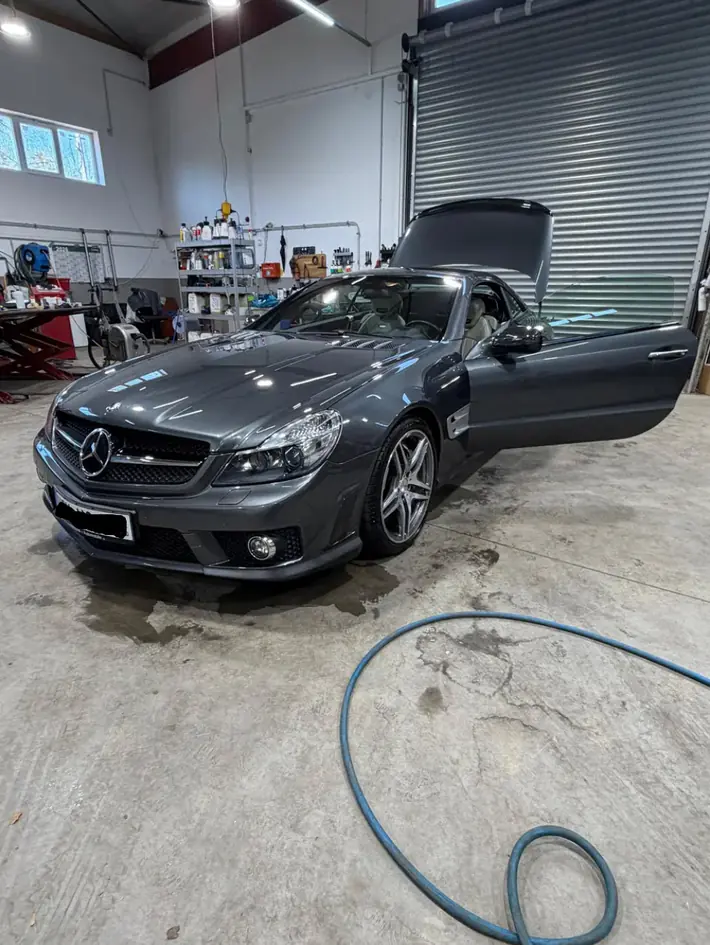 Mercedes SL 63 AMG nach der Aufbereitung, Fahrzeug mit geöffneter Motorhaube in der Halle – KFZ-Aufbereitung Siebers
