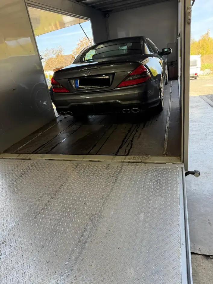 Mercedes SL 63 AMG von hinten im Transportanhänger, bereit zur Auslieferung – KFZ-Aufbereitung Siebers