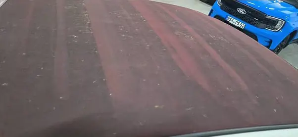 Cabrio-Verdeck vor der Aufbereitung, streifig ausgeblichene Dachfläche – KFZ-Aufbereitung Siebers