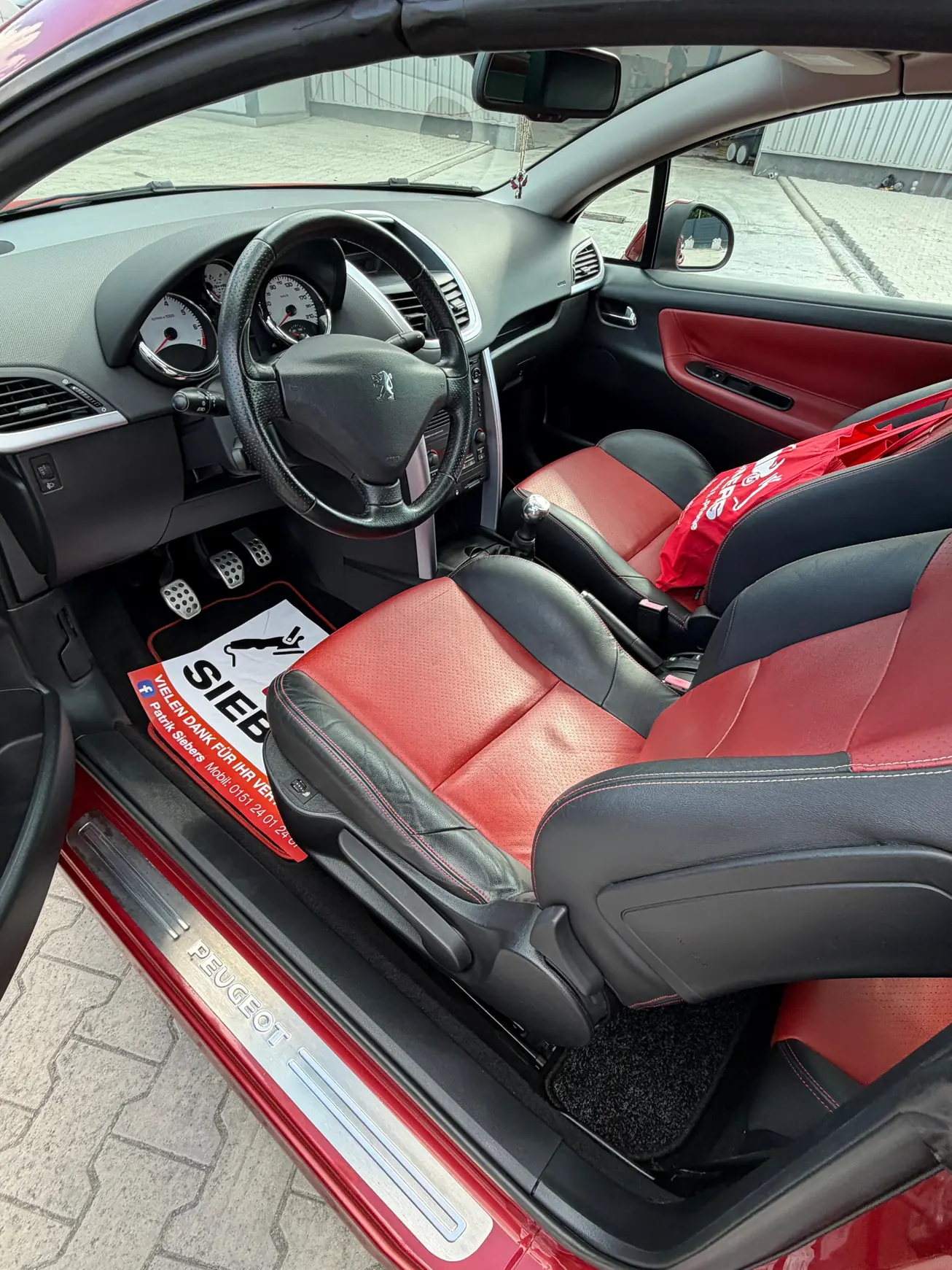 Roter Peugeot nach der Lackaufbereitung, Fahrzeug in der Halle – KFZ-Aufbereitung Siebers
