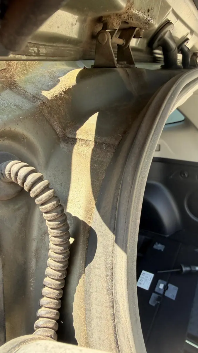 Subaru vor der Aufbereitung, Sand und Staub im Heckklappenrahmen – KFZ-Aufbereitung Siebers