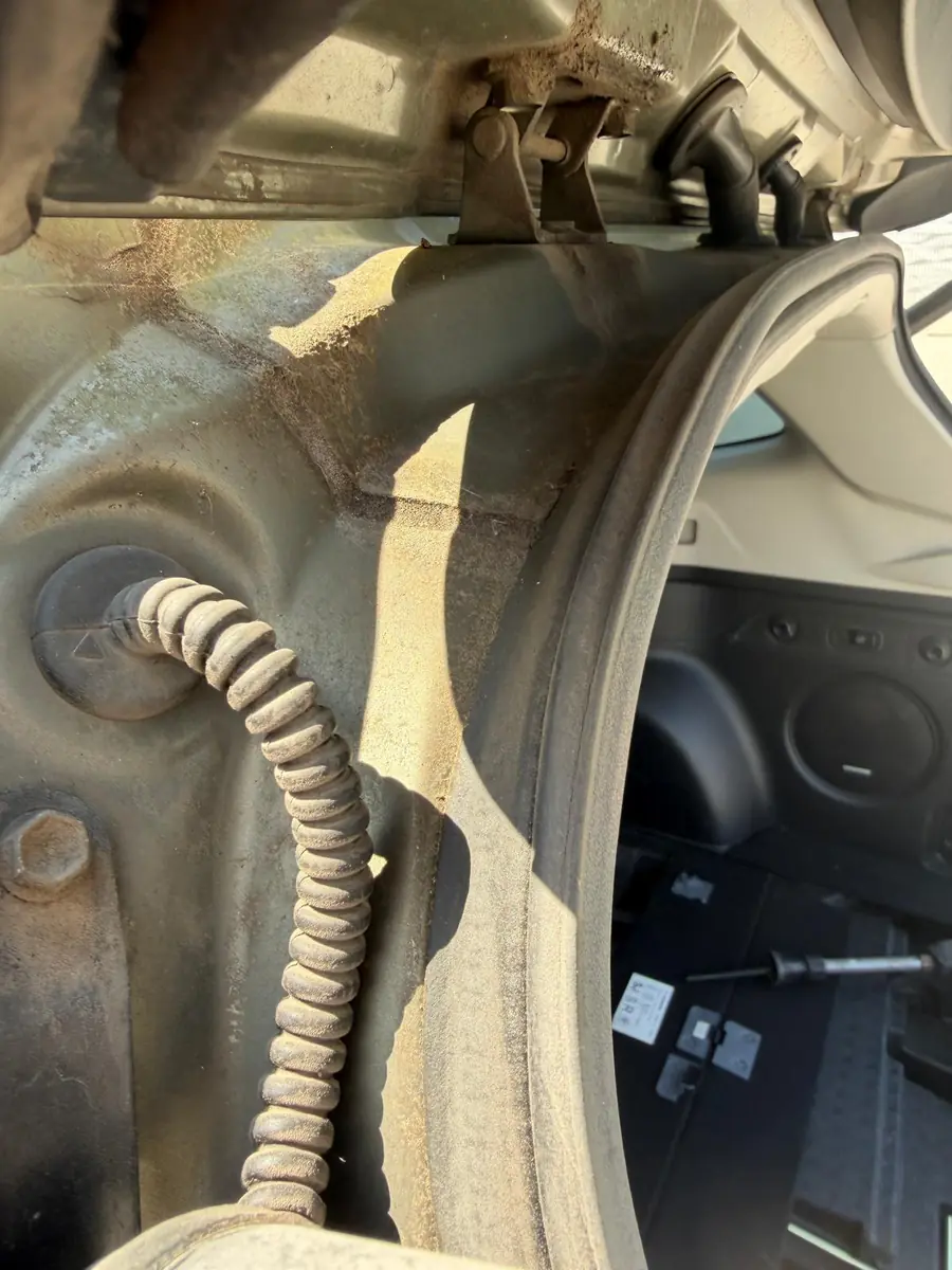 Subaru vor der Aufbereitung, stark verschmutzter Bereich hinter der Heckklappe – KFZ-Aufbereitung Siebers