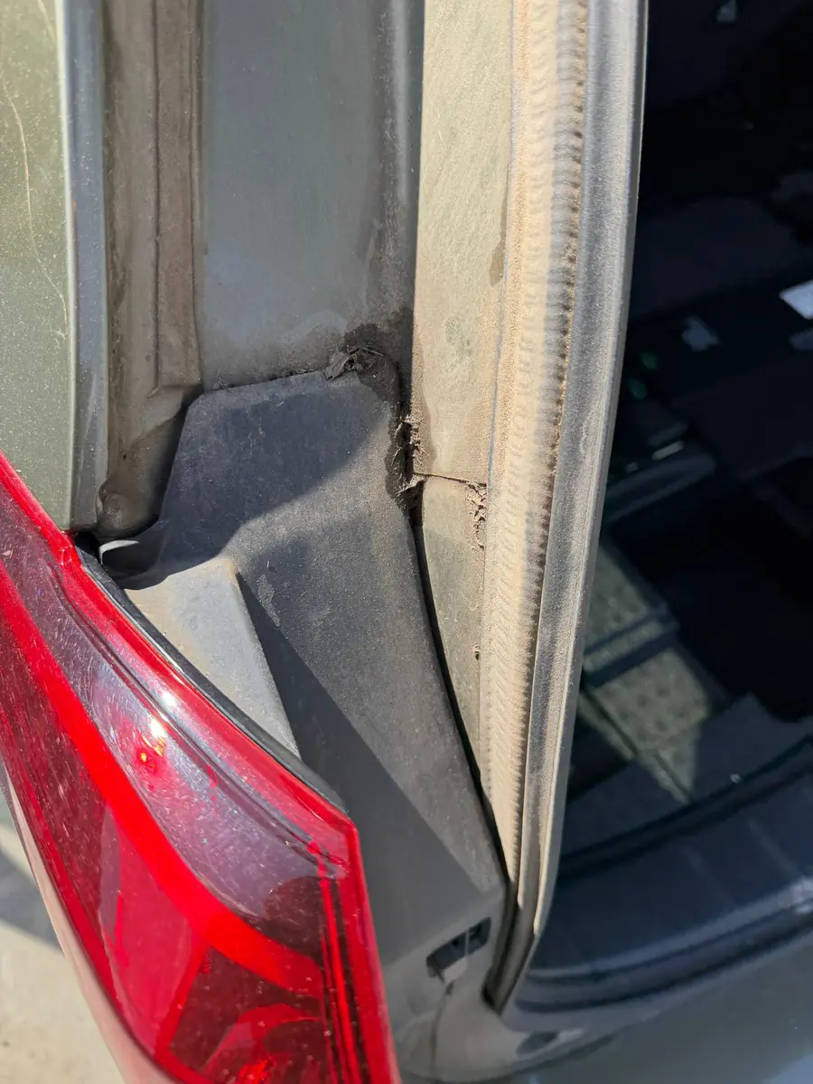 Subaru vor der Aufbereitung, Schmutznest im Falz der Heckklappe – KFZ-Aufbereitung Siebers
