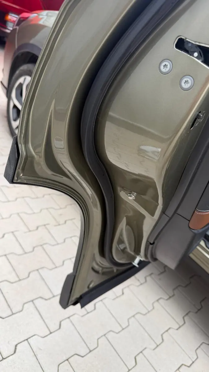 Subaru nach der Aufbereitung, sauberer Türfalz mit gepflegter Dichtung – KFZ-Aufbereitung Siebers