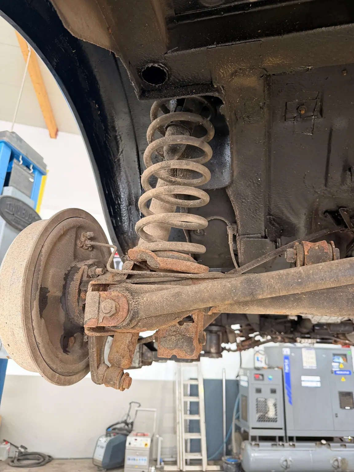 Hinterachse vor der Unterbodenaufbereitung – KFZ-Aufbereitung Siebers