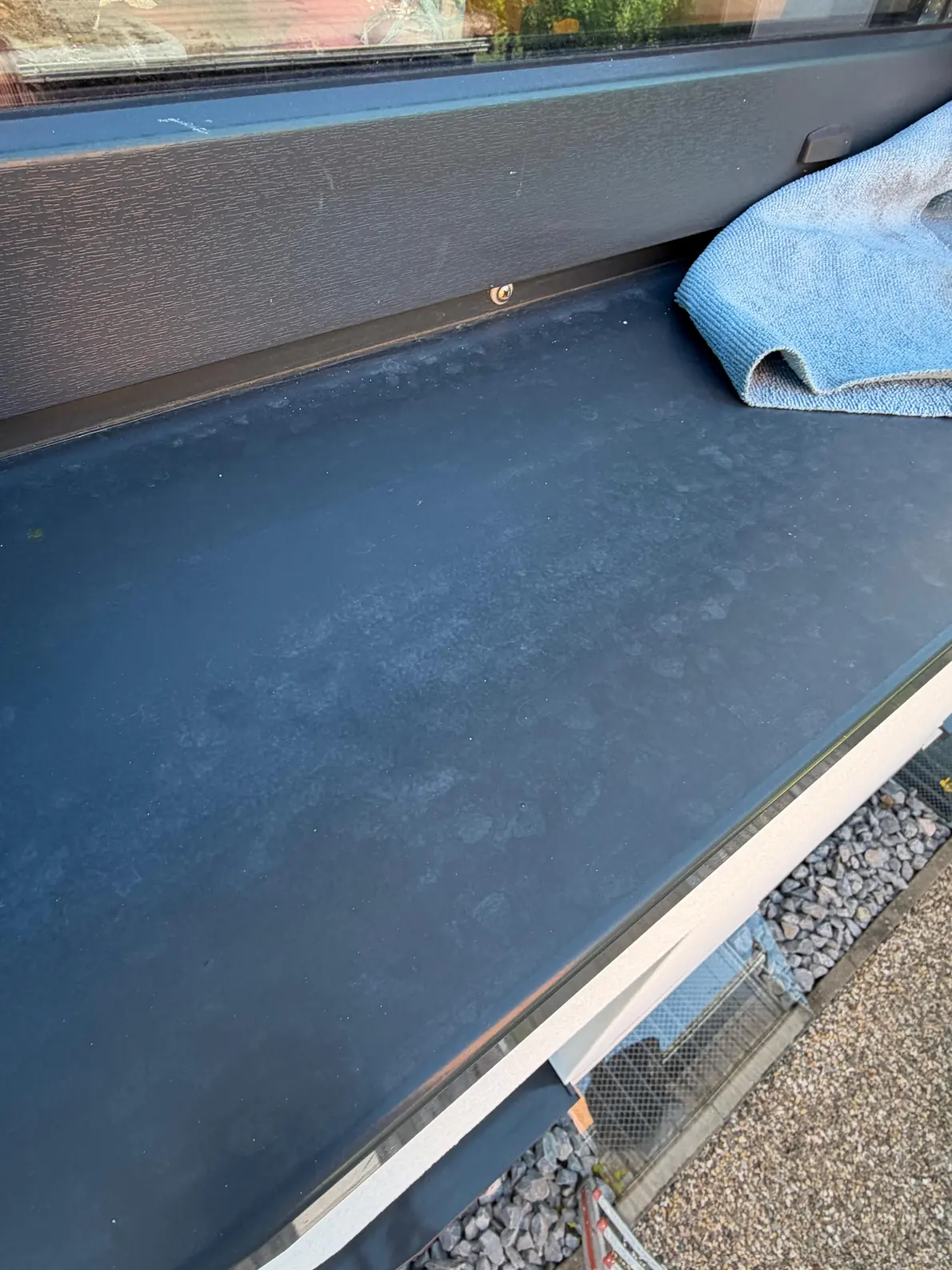 Fensterbank vor der Aufbereitung, Detailaufnahme – KFZ-Aufbereitung Siebers