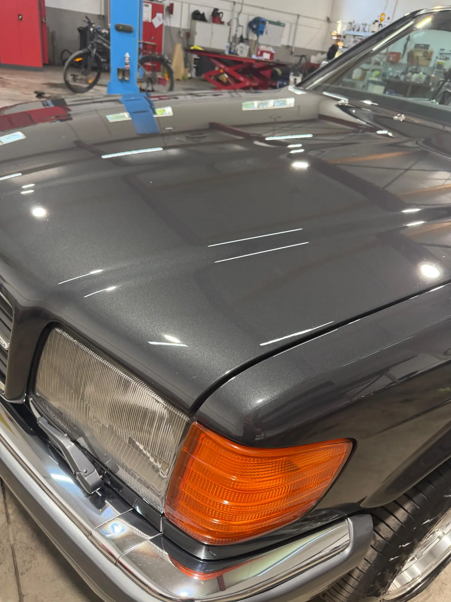 Mercedes Motorhaube nach der Politur, klare Spiegelung statt Hologramme