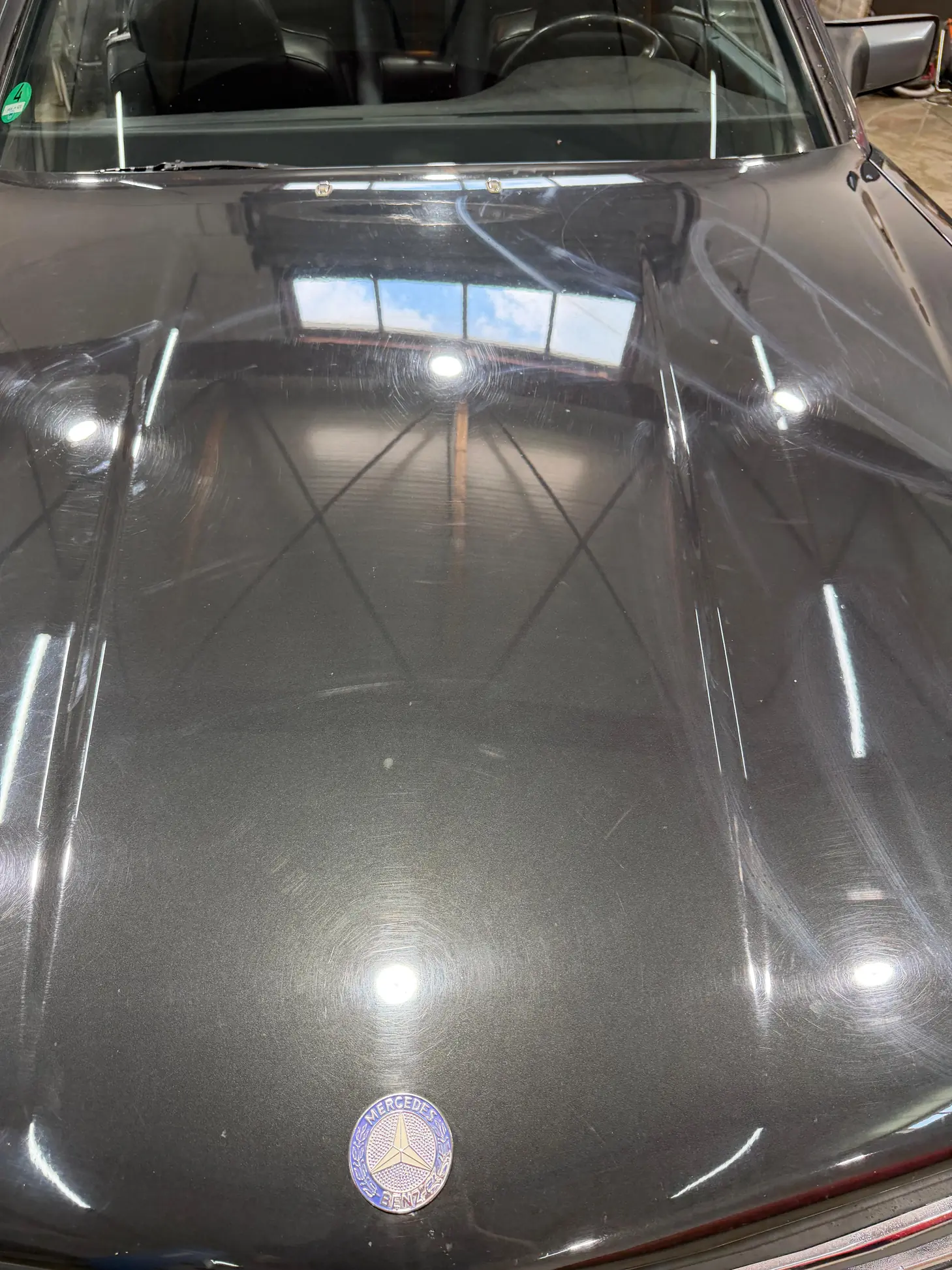 Mercedes Motorhaube vor der Politur, Hologramme und Kratzspuren im Klarlack