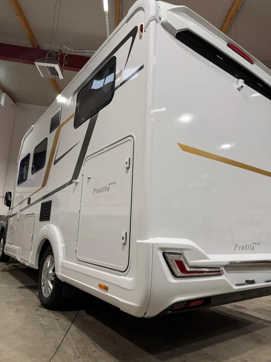 Wohnmobil nach der Aufbereitung, Gesamtansicht des Fahrzeughecks – KFZ-Aufbereitung Siebers