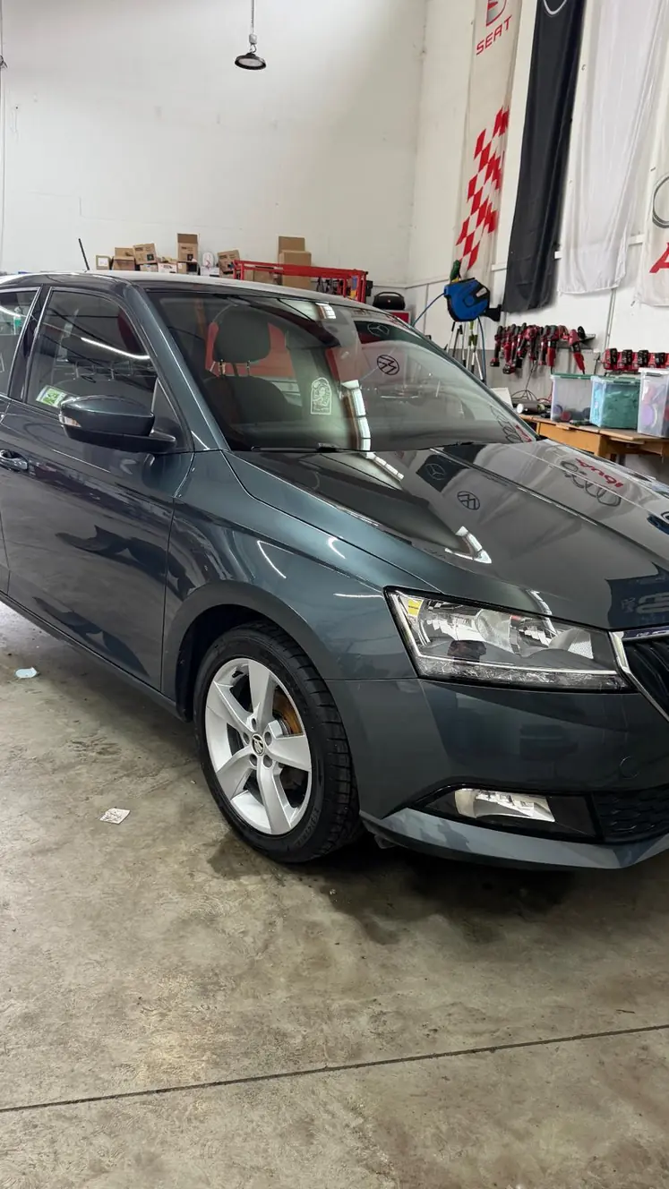 Škoda Fabia nach der Aufbereitung, fertiges Fahrzeug in der Halle – KFZ-Aufbereitung Siebers