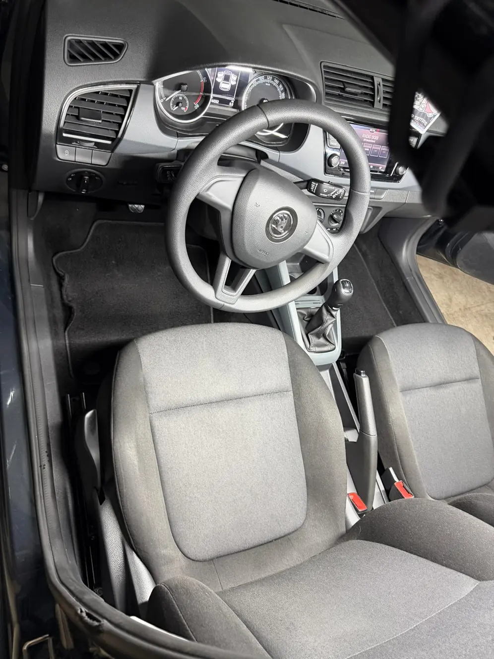Škoda Fabia nach der Aufbereitung, Cockpit und Schaltbereich gereinigt – KFZ-Aufbereitung Siebers