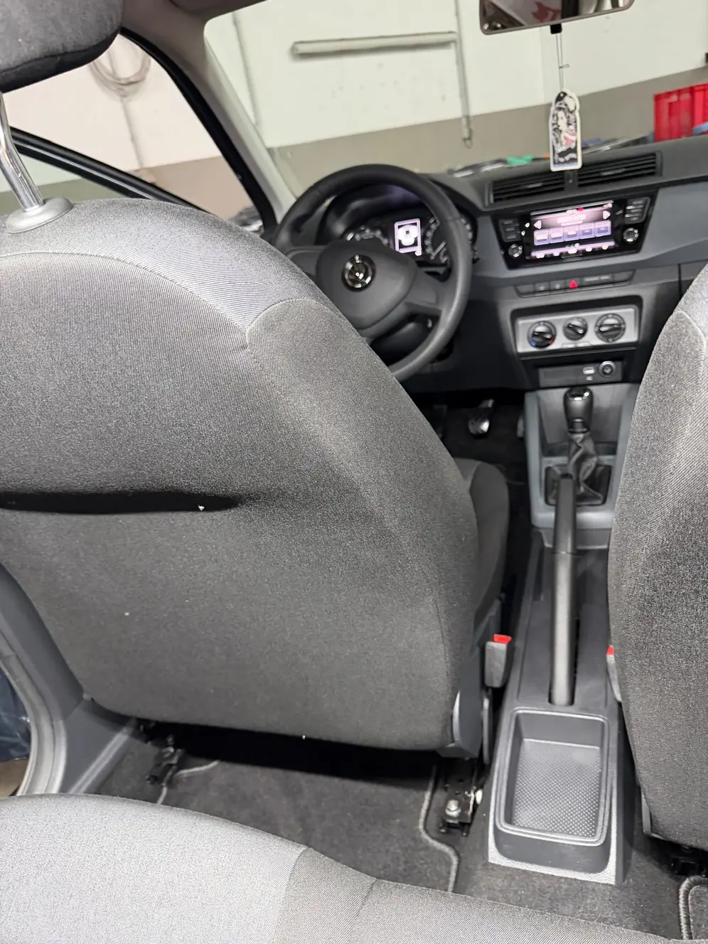 Škoda Fabia nach der Aufbereitung, Innenraum von der Beifahrerseite – KFZ-Aufbereitung Siebers