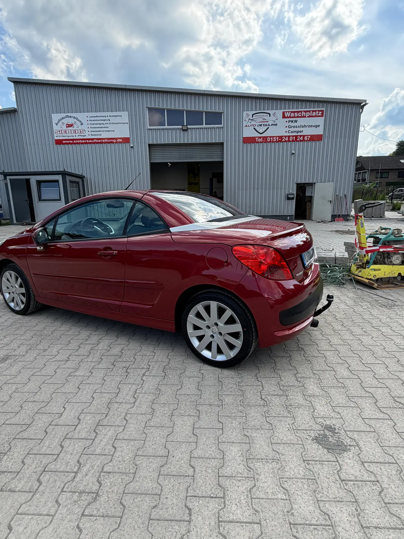Roter Peugeot nach der Lackaufbereitung, aufbereiteter Lack in Nahaufnahme – KFZ-Aufbereitung Siebers