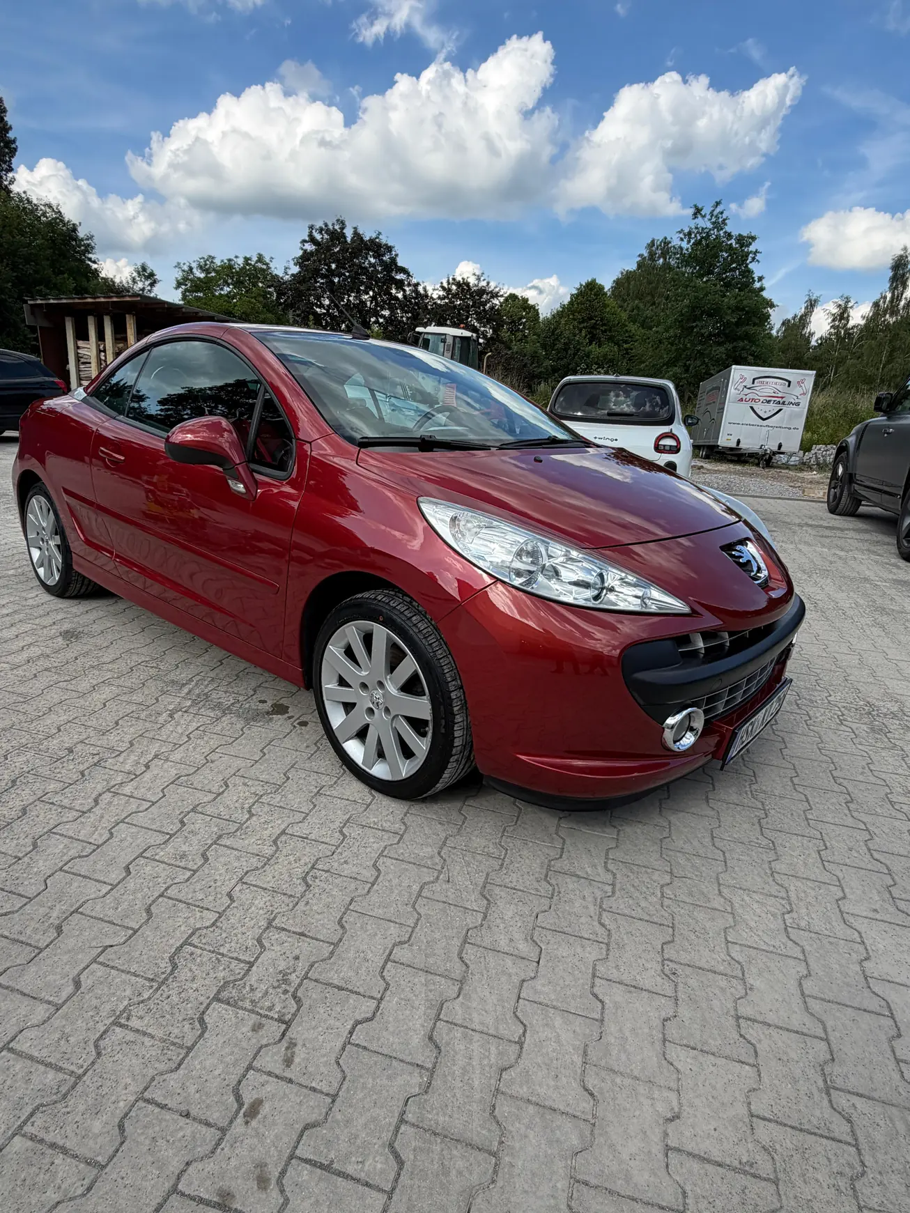 Roter Peugeot nach der Lackaufbereitung, Heckpartie mit tiefem Rot – KFZ-Aufbereitung Siebers