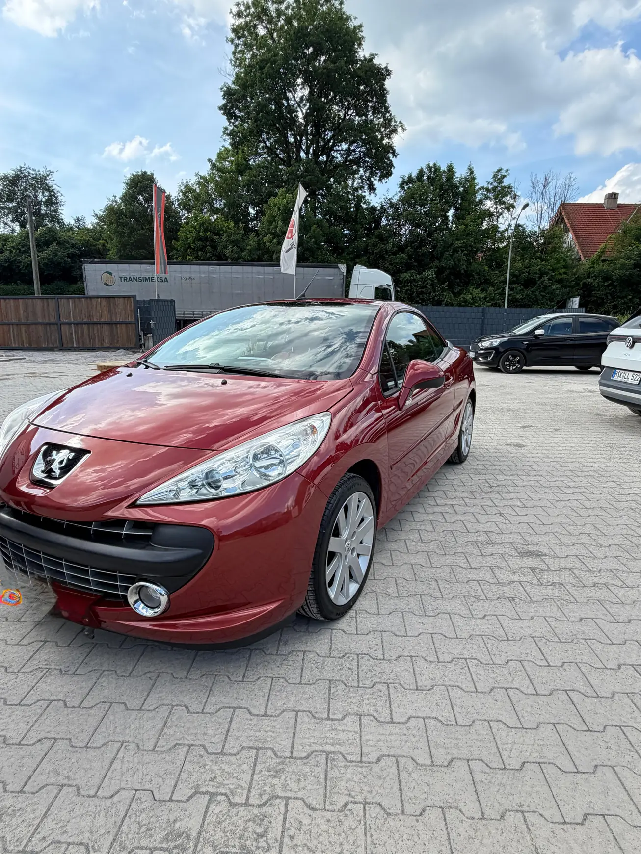 Roter Peugeot nach der Lackaufbereitung, Front mit sattem Glanz – KFZ-Aufbereitung Siebers