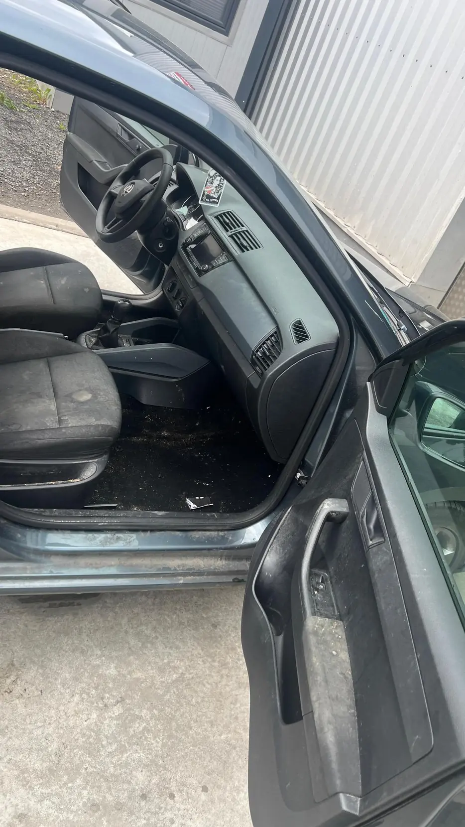 Škoda Fabia vor der Aufbereitung, Fahrerplatz von oben mit verschmutztem Fußraum – KFZ-Aufbereitung Siebers