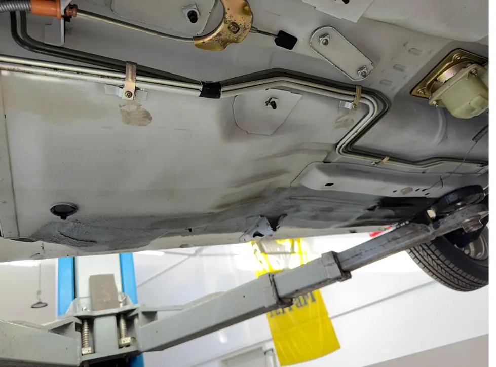Ford Fiesta Unterboden nach der Aufbereitung, sauberes Bodenblech – KFZ-Aufbereitung Siebers