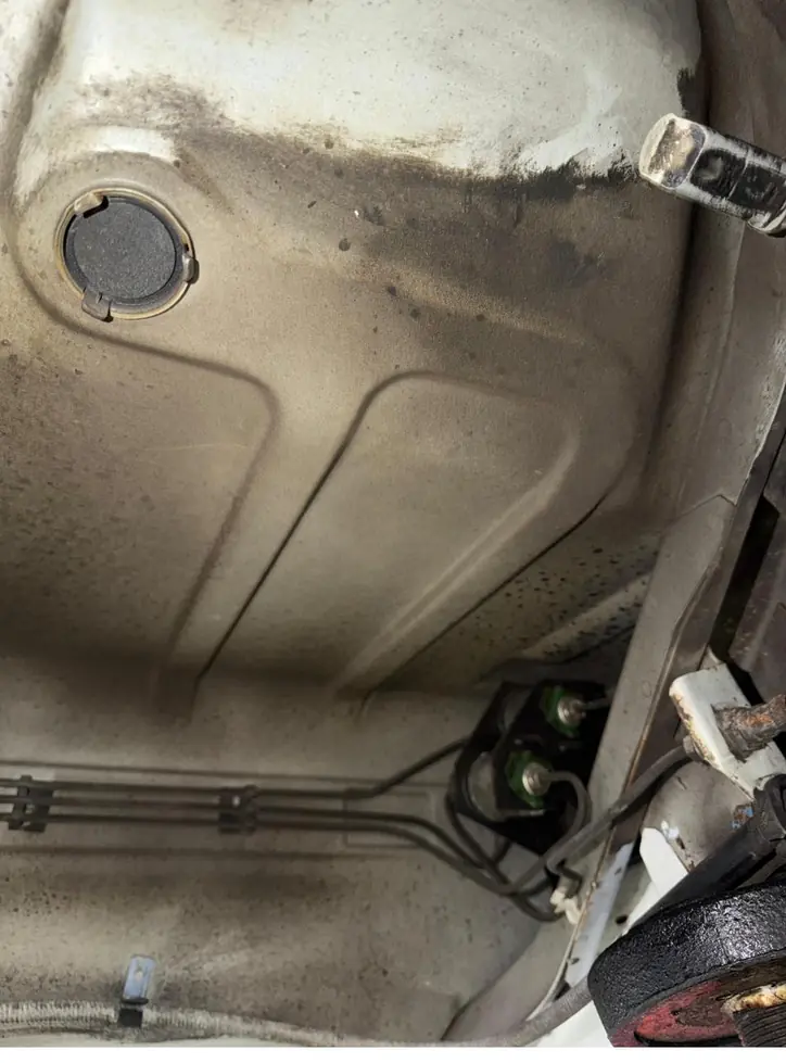 Ford Fiesta Unterboden vor der Aufbereitung, Tankbereich mit Schmutzablagerungen – KFZ-Aufbereitung Siebers