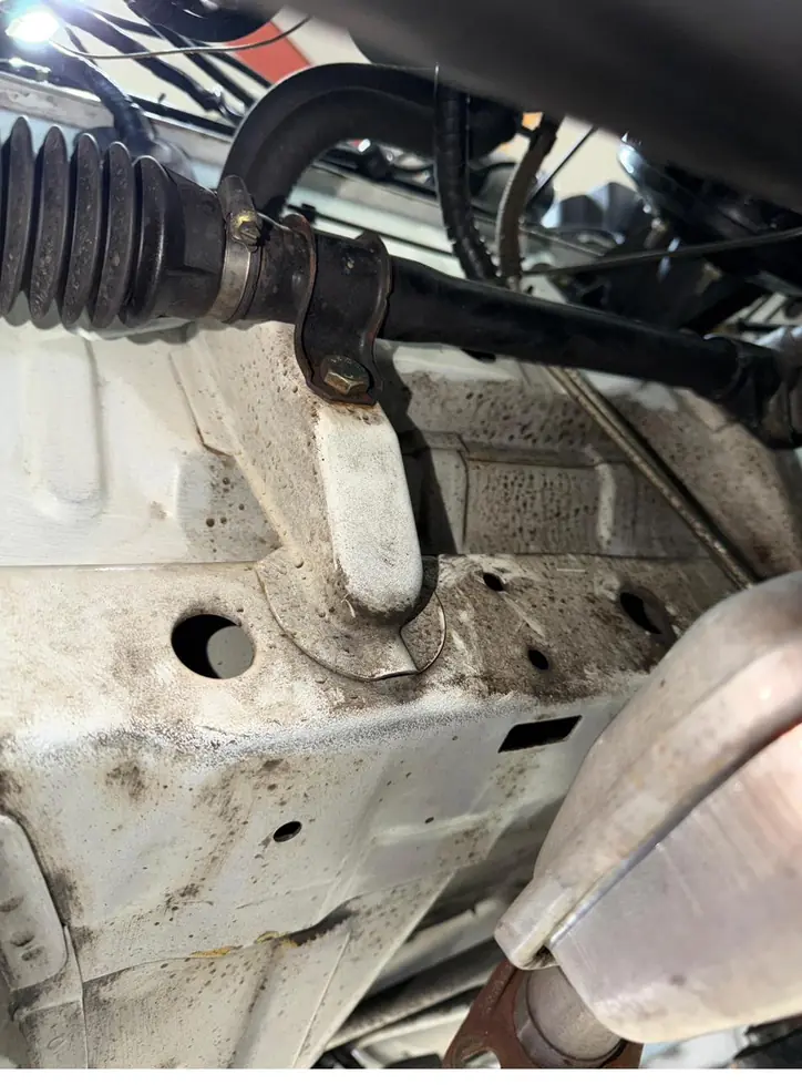 Ford Fiesta Unterboden vor der Aufbereitung, Achsbereich mit Ablagerungen – KFZ-Aufbereitung Siebers