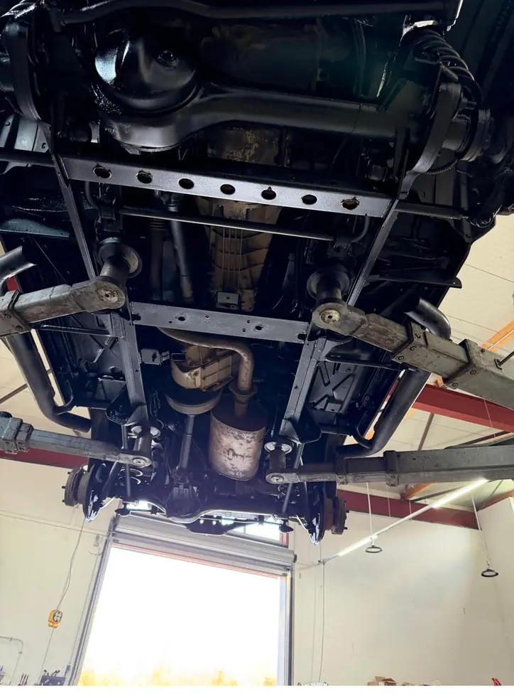 Land Rover Defender Unterboden nach der Aufbereitung – KFZ-Aufbereitung Siebers