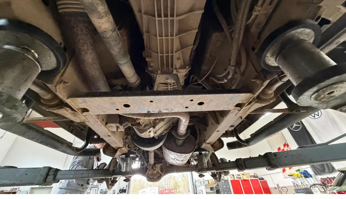 Land Rover Defender Unterboden vor der Aufbereitung, Querträger und Rahmen – KFZ-Aufbereitung Siebers