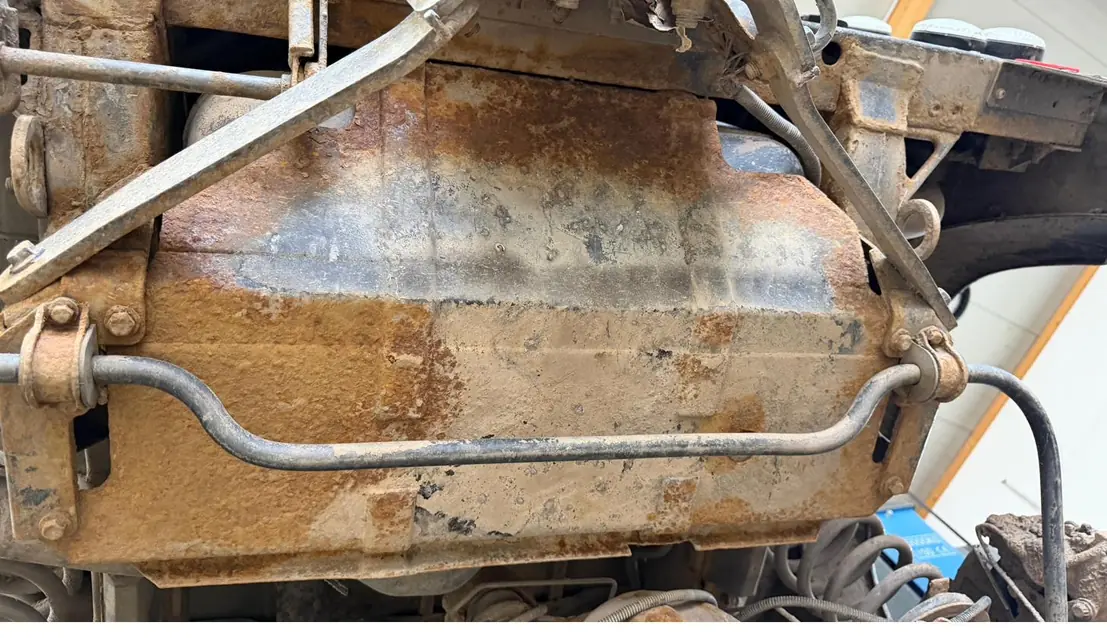 Land Rover Defender Unterboden vor der Aufbereitung, Rost in Nahaufnahme – KFZ-Aufbereitung Siebers