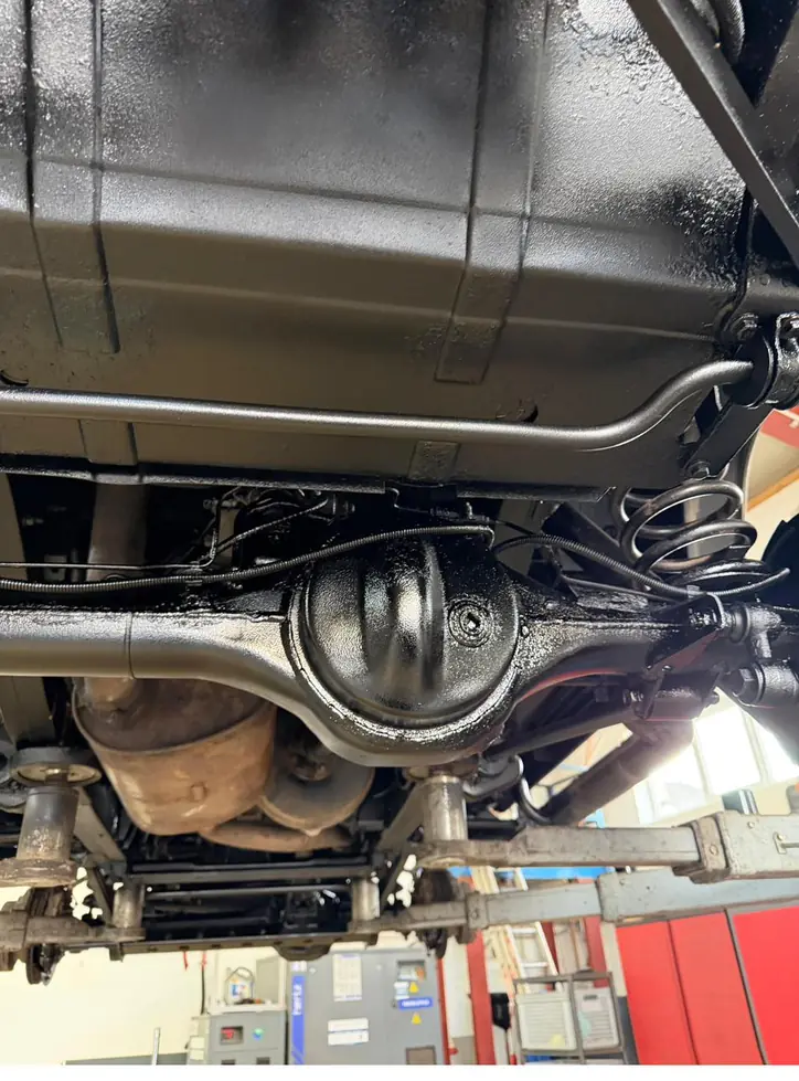 Land Rover Defender Unterboden nach der Aufbereitung, Achse und Differential in Nahaufnahme – KFZ-Aufbereitung Siebers