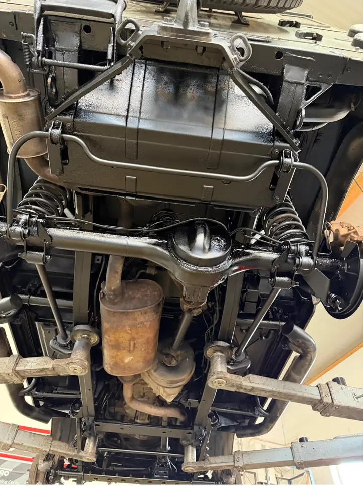 Land Rover Defender Unterboden nach der Aufbereitung, versiegelter Tank und Hinterachse – KFZ-Aufbereitung Siebers