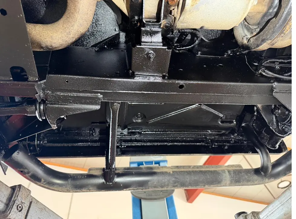 Land Rover Defender Unterboden nach der Aufbereitung, Rahmen und Längsträger versiegelt – KFZ-Aufbereitung Siebers