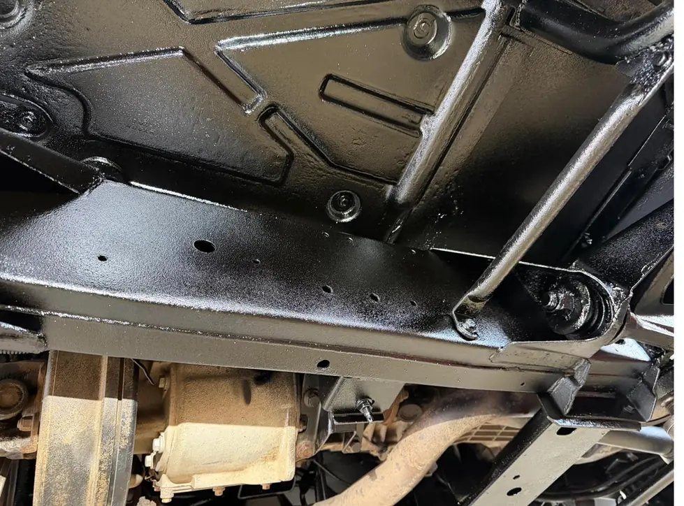Land Rover Defender Unterboden nach der Aufbereitung, Querträger in Nahaufnahme – KFZ-Aufbereitung Siebers