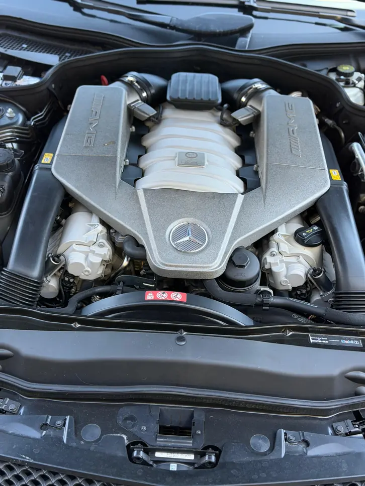 Gereinigter AMG V8 Motorraum nach der Aufbereitung – KFZ-Aufbereitung Siebers
