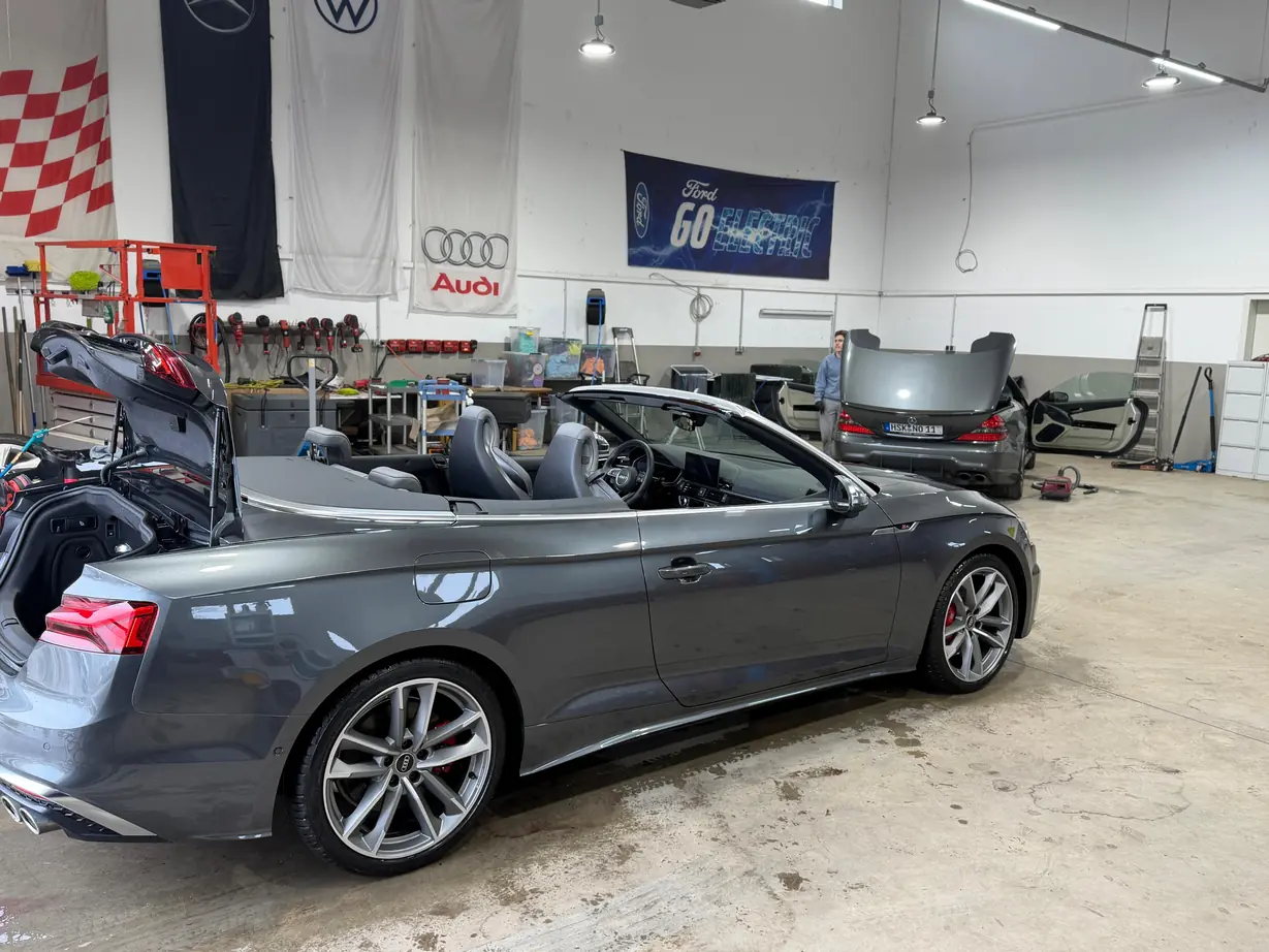 Audi S5 Cabrio nach der Aufbereitung mit geöffnetem Verdeck in der Halle – KFZ-Aufbereitung Siebers