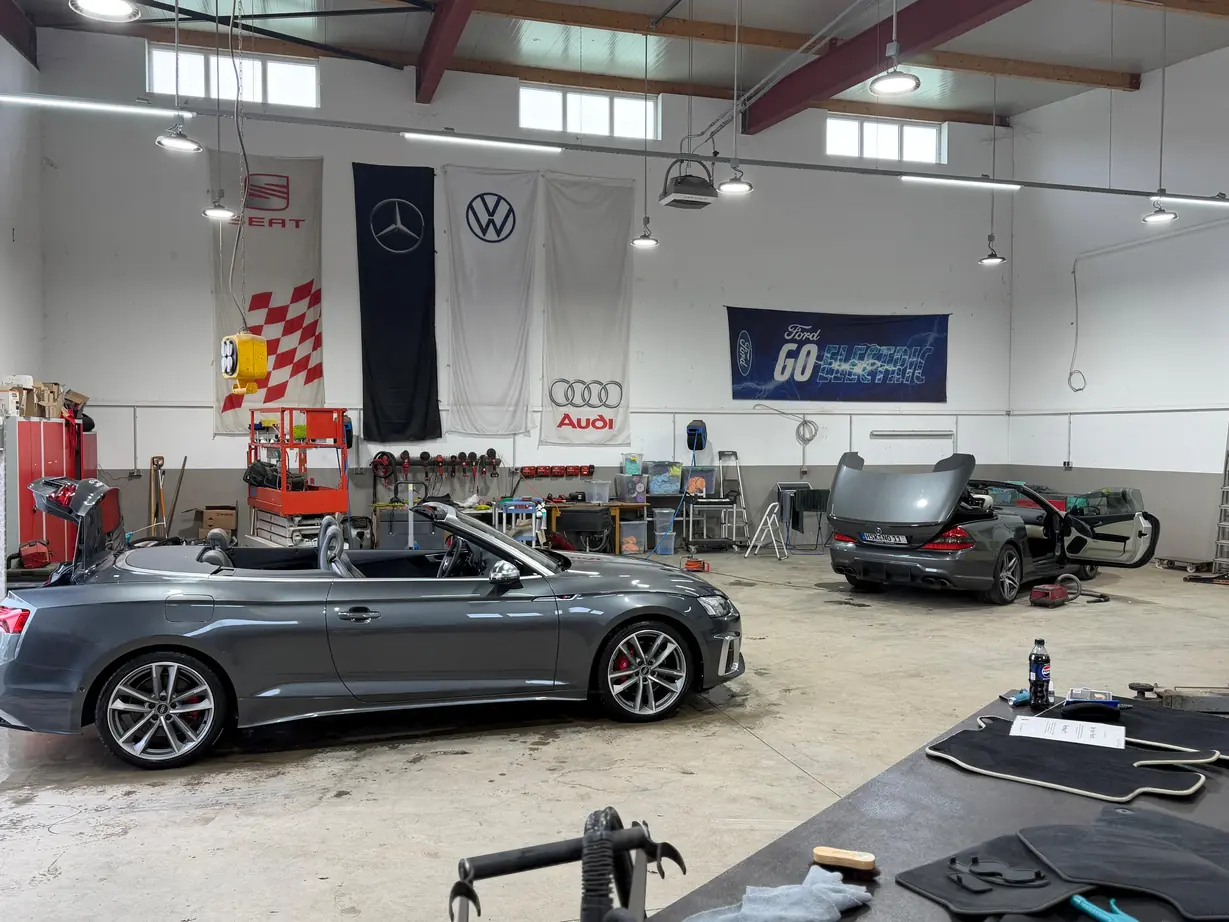 Zwei Cabrios gleichzeitig in Arbeit in der Halle der KFZ-Aufbereitung Siebers