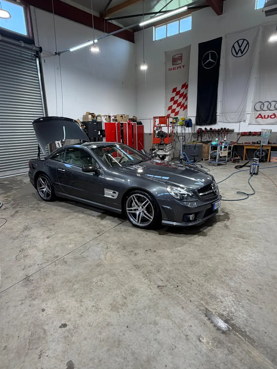 Mercedes SL 63 AMG nach der Aufbereitung, Fahrzeugseite mit gleichmäßigem Glanz in der Halle – KFZ-Aufbereitung Siebers