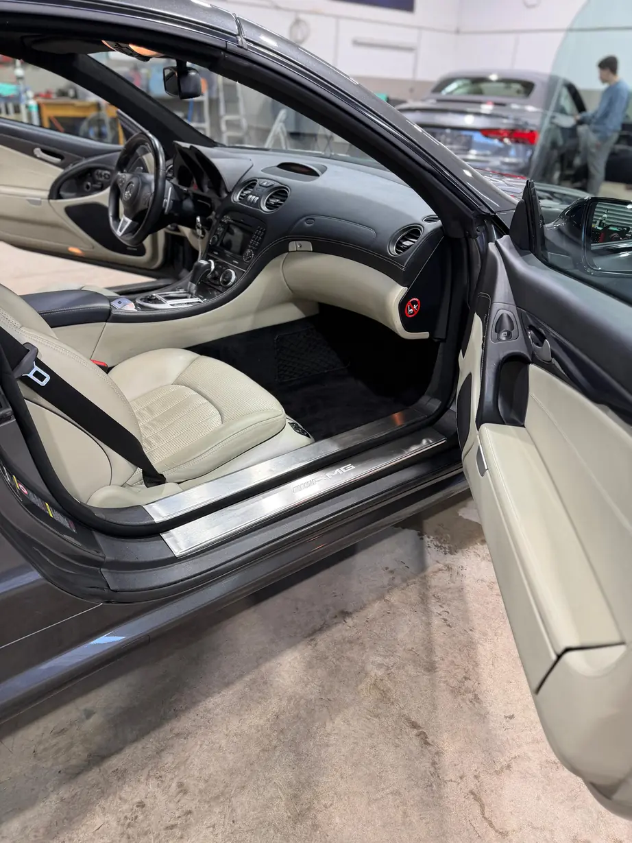 Mercedes SL 63 AMG nach der Aufbereitung, helles Leder an Sitz und Einstiegsleiste gepflegt – KFZ-Aufbereitung Siebers