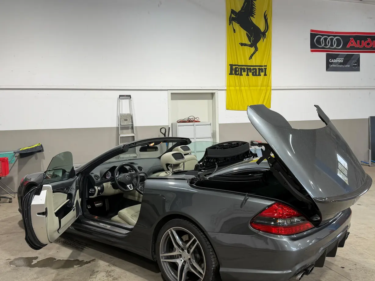 Mercedes SL 63 AMG nach der Aufbereitung, geöffnetes Verdeck und heller Lederinnenraum – KFZ-Aufbereitung Siebers