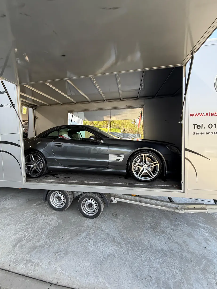 Mercedes SL 63 AMG im geschlossenen Transportanhänger vor der Auslieferung – KFZ-Aufbereitung Siebers