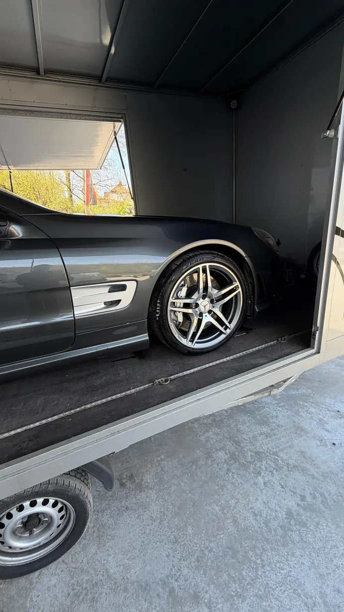 Mercedes SL 63 AMG im Transportanhänger, aufbereitete Felge in Nahaufnahme – KFZ-Aufbereitung Siebers