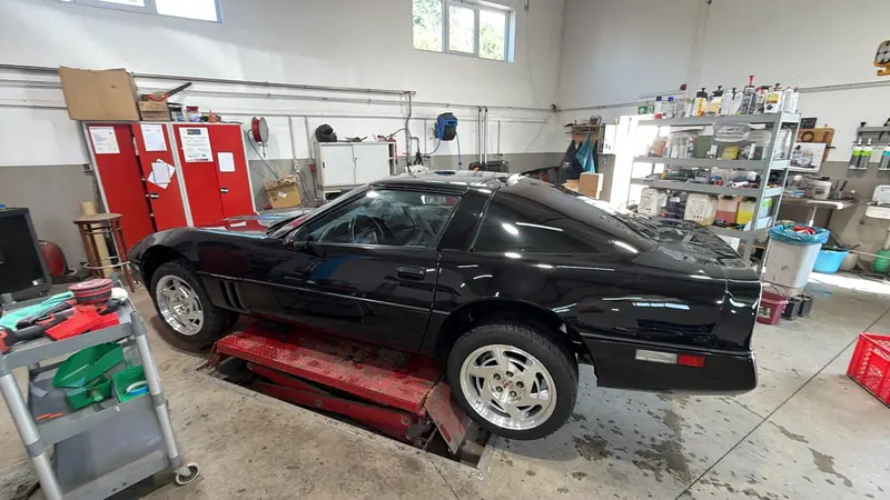 Corvette C4 vor der Politur, weitere Detailaufnahme der stumpfen Lackfläche – KFZ-Aufbereitung Siebers