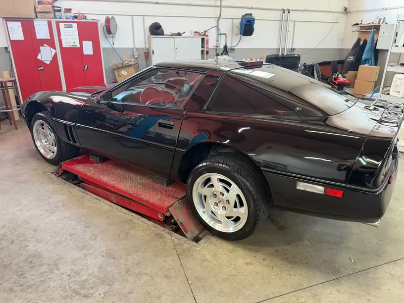 Corvette C4 nach der Politur, Gesamtansicht des fertigen Fahrzeugs – KFZ-Aufbereitung Siebers