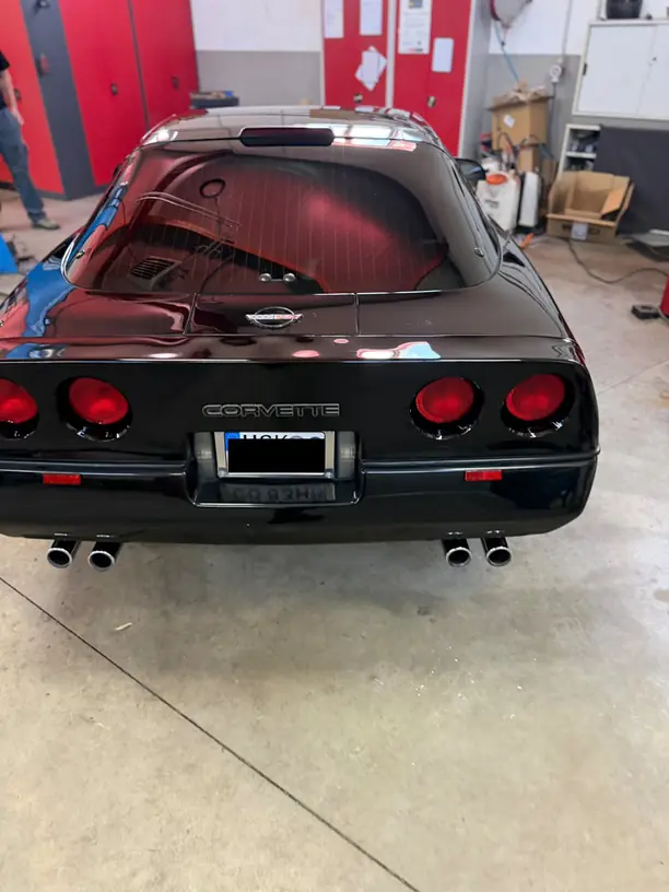 Corvette C4 nach der Politur, Heckpartie mit sauberen Reflexen – KFZ-Aufbereitung Siebers