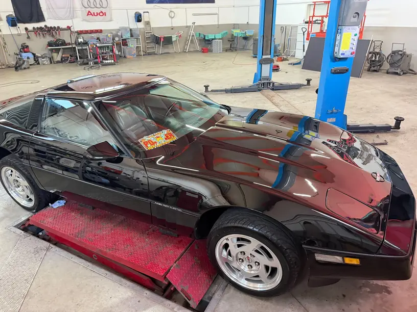 Corvette C4 nach der Politur, Frontpartie von oben mit gleichmäßigem Glanz – KFZ-Aufbereitung Siebers