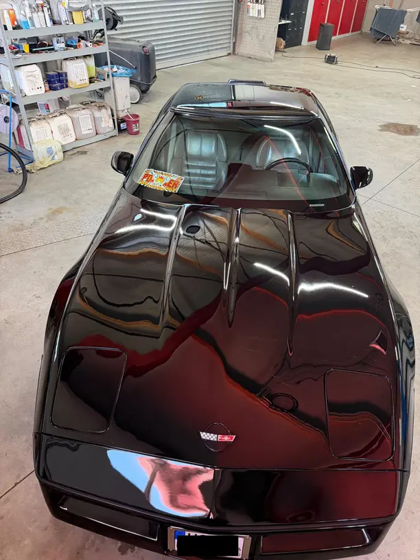 Corvette C4 nach der Politur, Seitenansicht mit tiefem schwarzem Glanz – KFZ-Aufbereitung Siebers