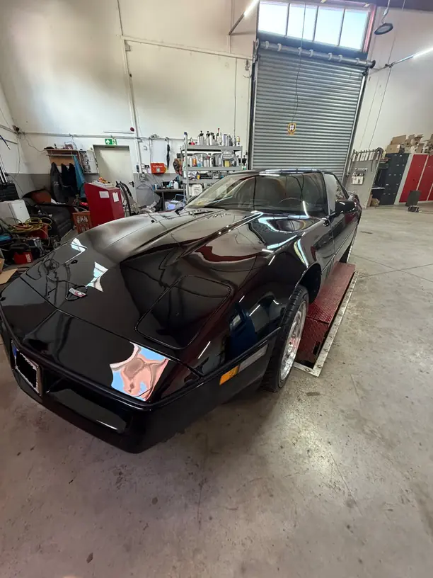 Corvette C4 nach der Politur, Fahrzeug in der Halle mit spiegelndem Lack – KFZ-Aufbereitung Siebers